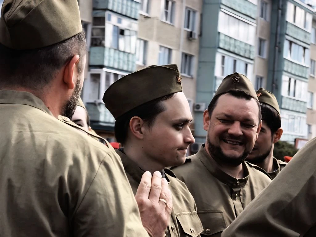 Наши уважаемые учителя и ученики приняли участие в Параде Победы! 🌟  В торжественном шествии, в крас