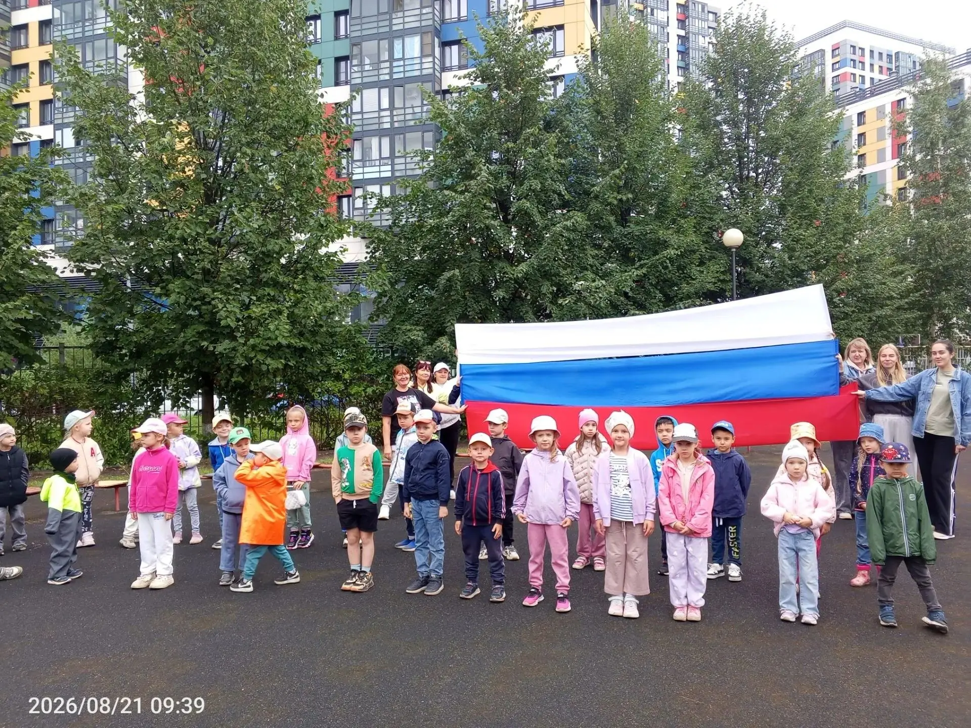 В преддверии 22 августа педагоги с детьми провели яркий патриотический флешмоб!🇷🇺Посм...
