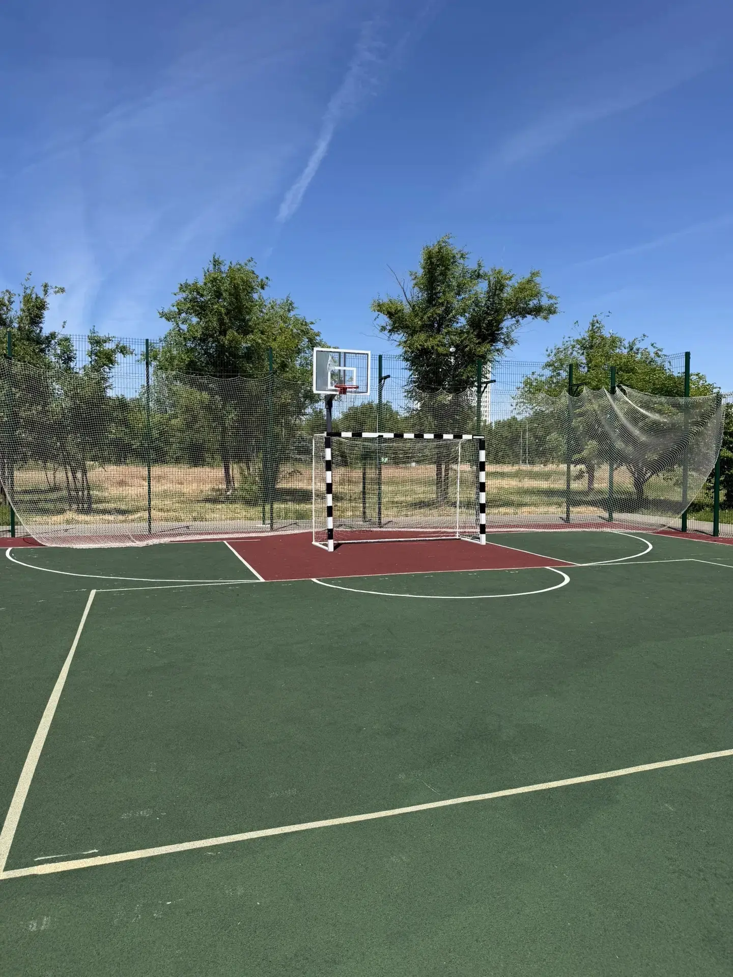 Спортплощадка 3-в-1: играй в мини-футбол, баскетбол и волейбол ⚽🏀🏐
Универсальное покрытие, професс