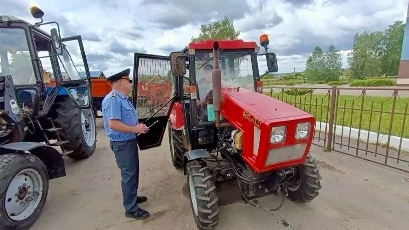 Инспектор гостехнадзора Корочанского района провёл технический осмотр коммунальной техн...