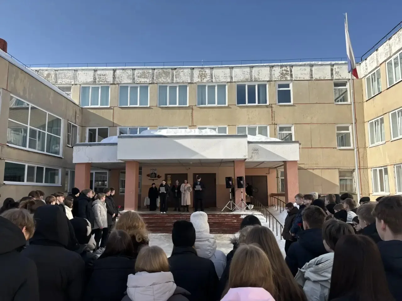 Память сильнее времени 🕯  11 марта в школе №8 города Костромы прошла торжественная линейка, посвящен
