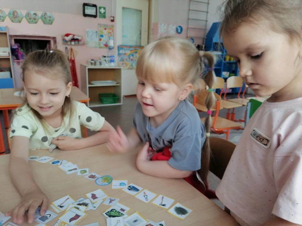 Мы в цепочку слов играем,