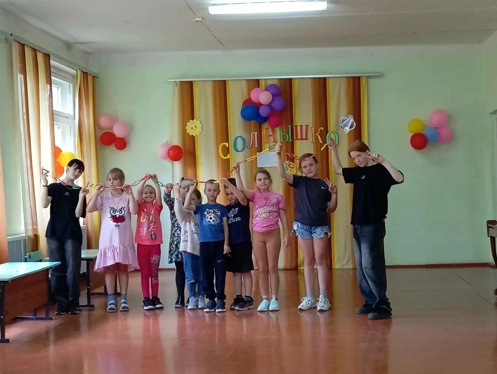 Началась пора долгожданных летних каникул🏫🚴‍♀️👫🍒
И в стенах нашей школы вновь зазвучал детский с