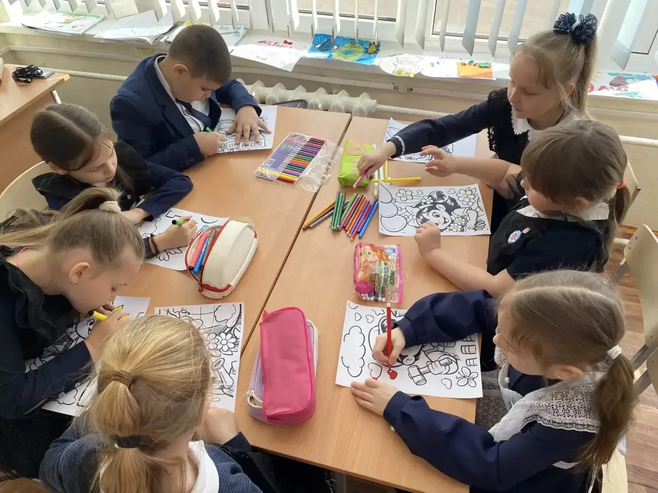 🎨 Коллективный труд и творчество: мы делаем мир ярче!  В 1 корпусе наши первоклассники вместе с клас