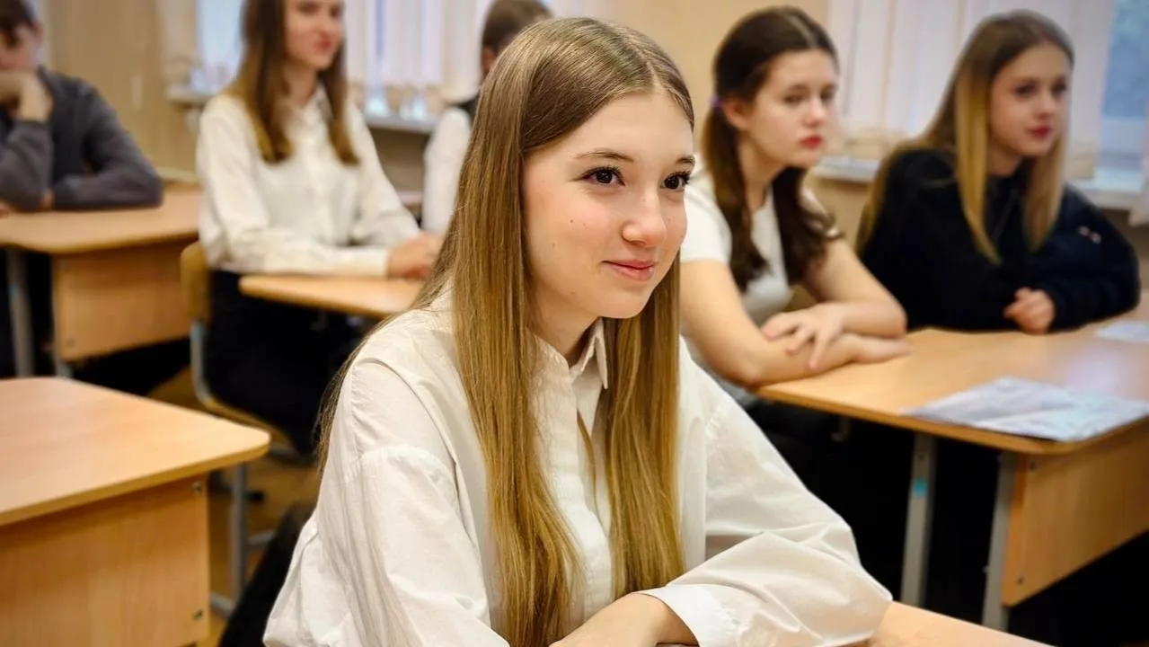 🇷🇺 Новая учебная неделя в нашей школе традиционно началась с церемонии поднятия Государственного фла