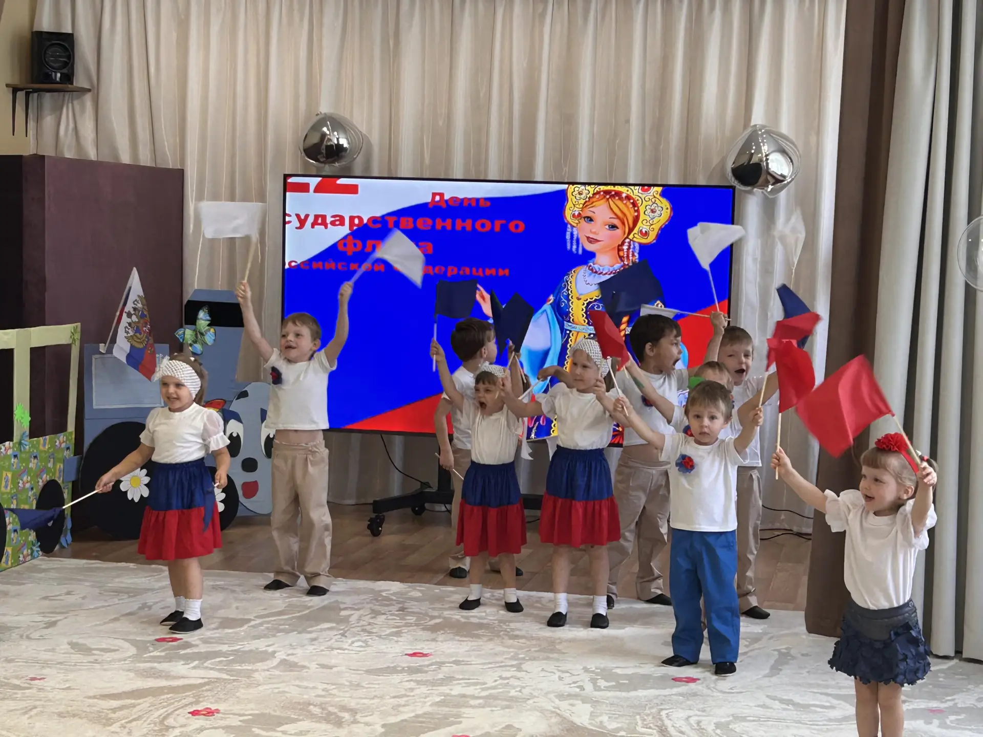 Гордо взвейся над страной флаг России 🇷🇺наш родной