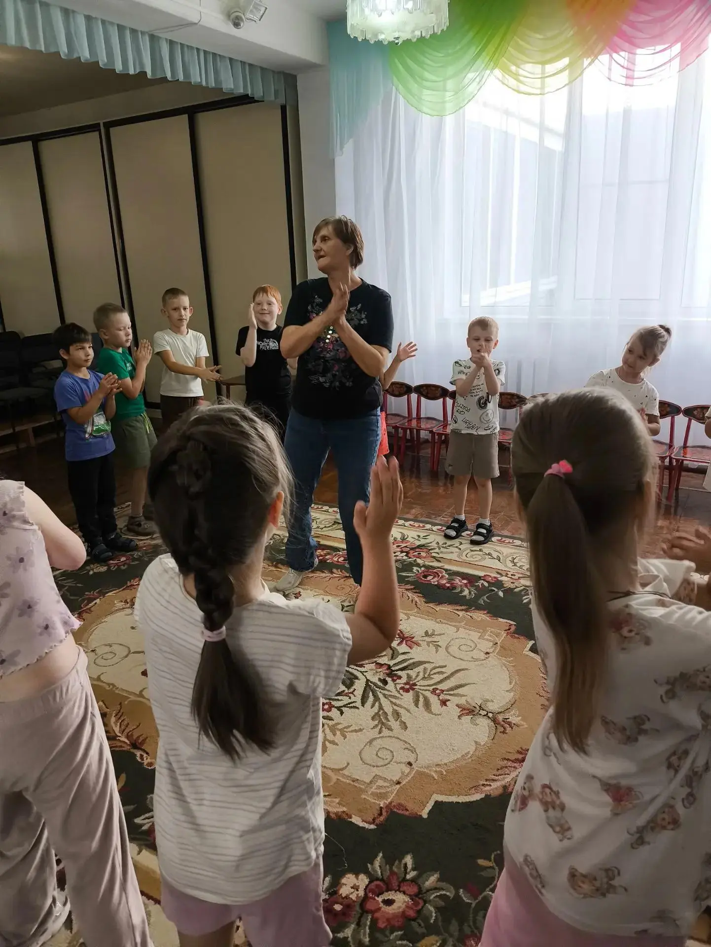 Вчера у нас прошел невероятно теплый музыкальный праздник — развлечение «Подари улыбку другу»! 
Наши