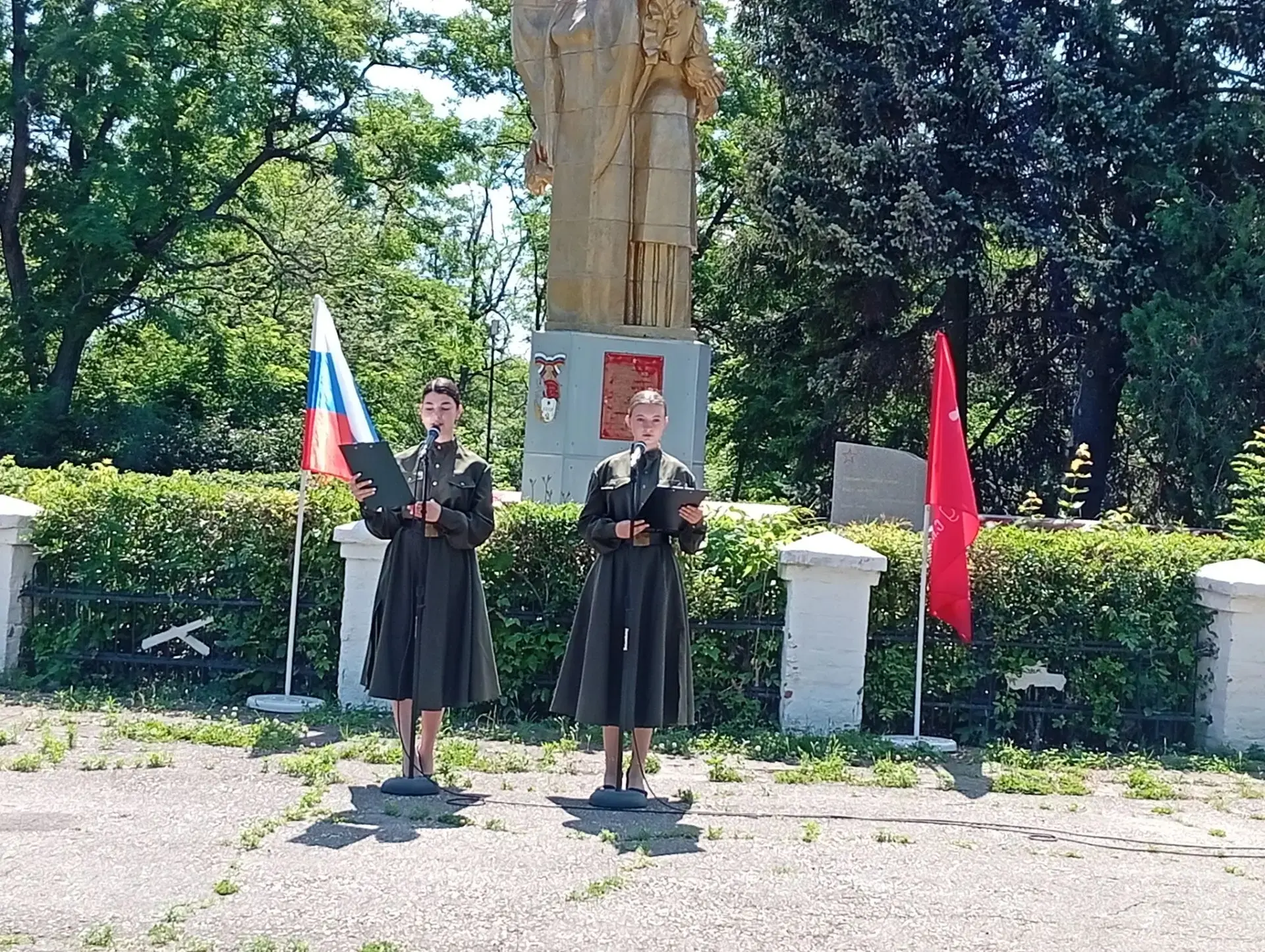 День памяти и скорби 

Сегодня в пгт Куйбышево и пгт Розовка состоялись памятные митинги и прошла ми