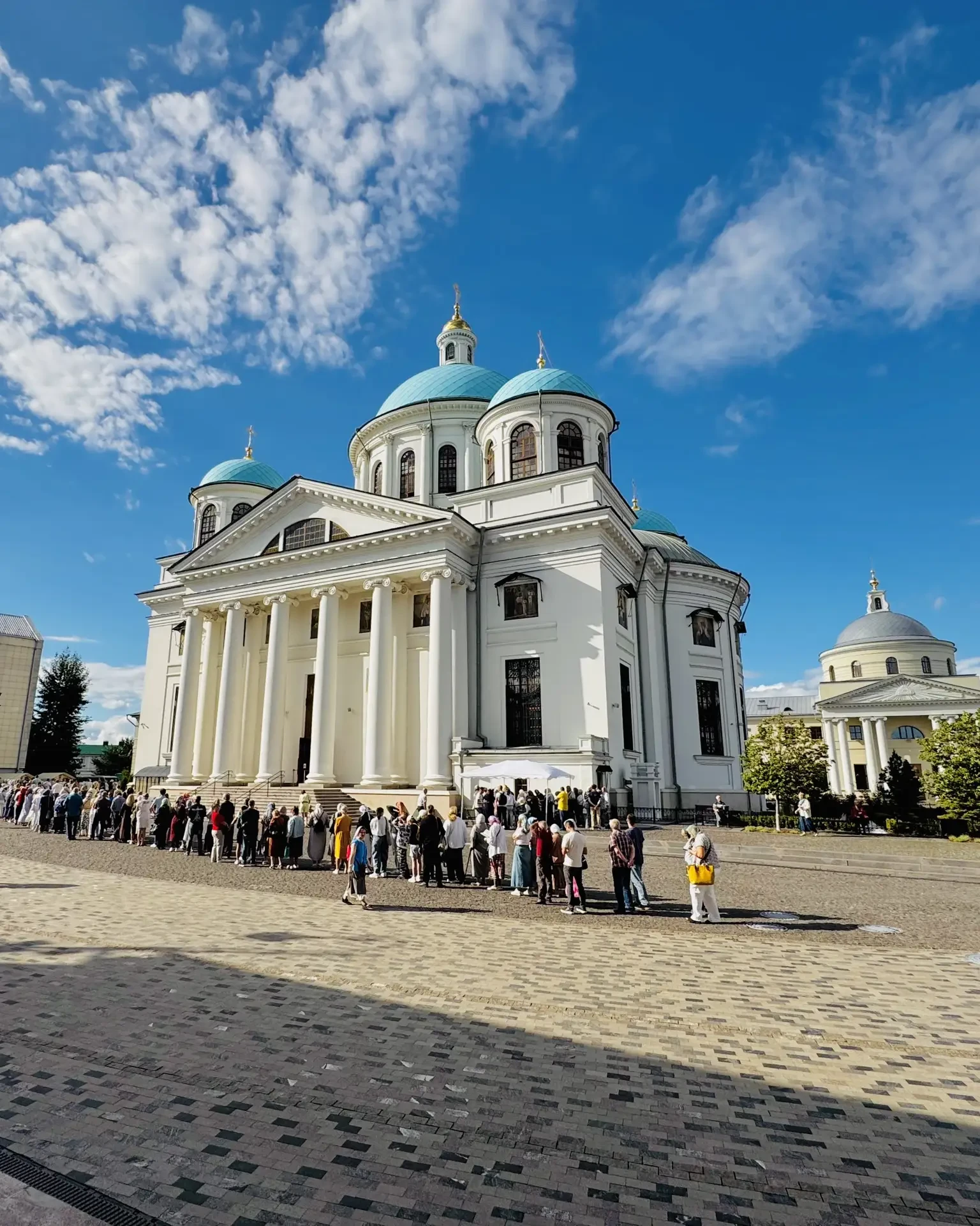 📷 К мощам святителя Спиридона Тримифунтского стекаются многочисленные верующие.