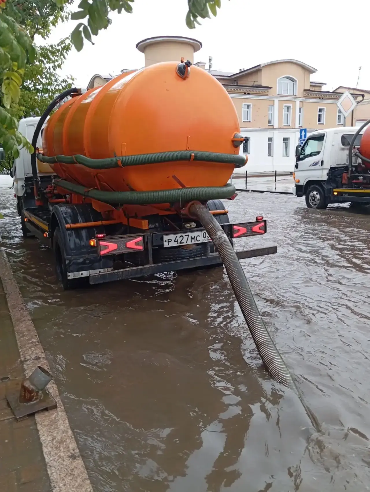 Техника выходит на откачку луж