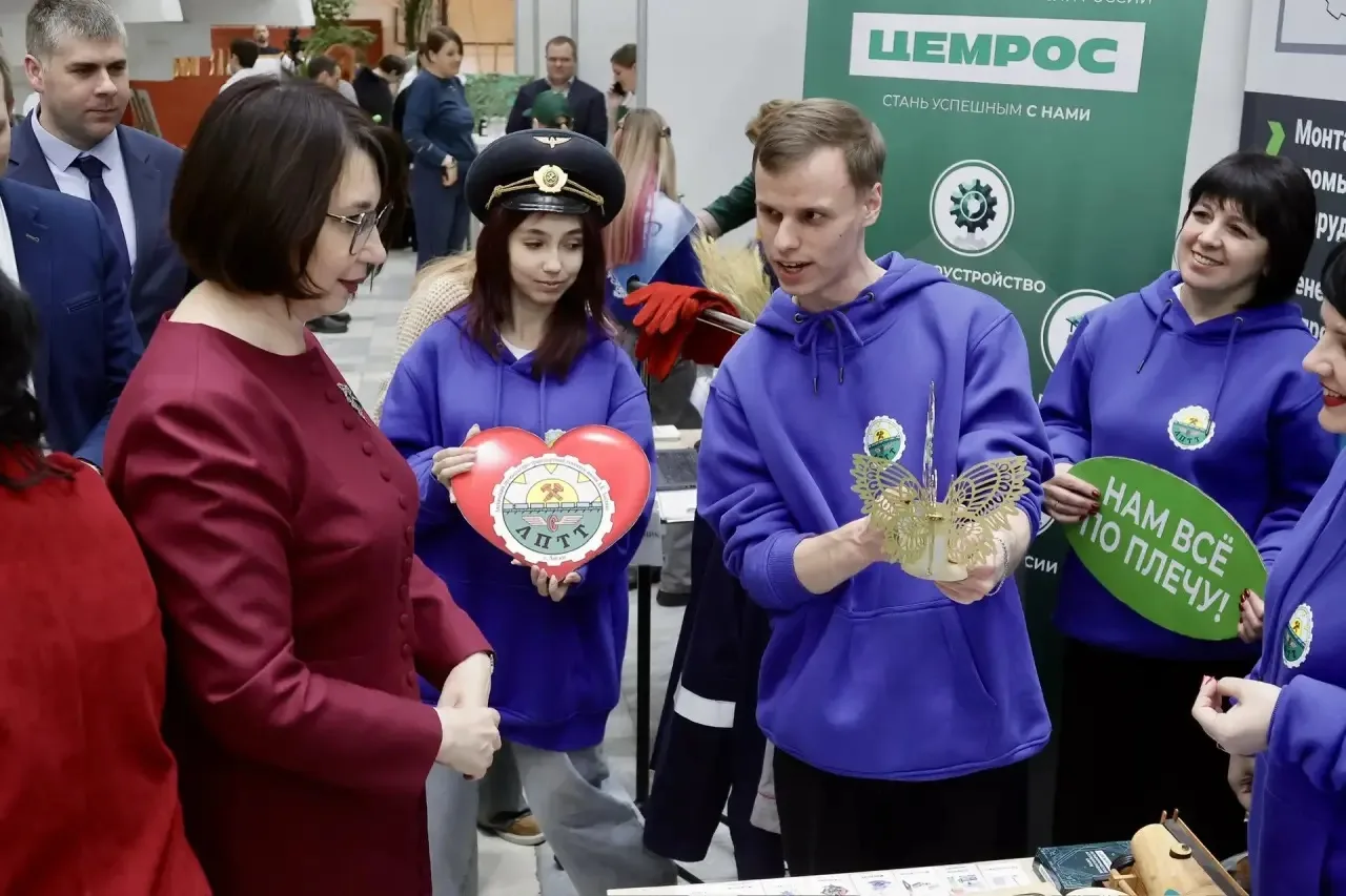 На торжественной церемонии в городском Дворце творчества детей и молодежи озвучили имена 80 победите