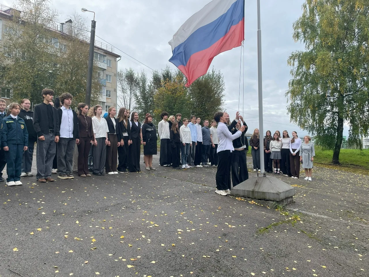 🔔 Традиционно рабочая неделя в гимназии началась с торжественной церемонии — поднятия ...