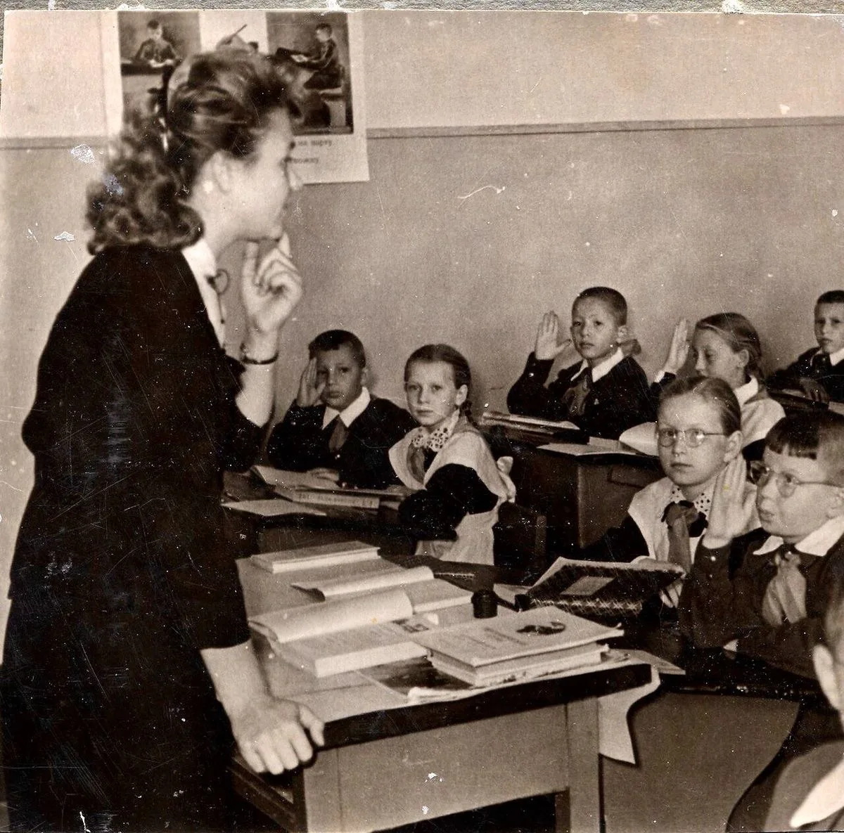👩🏻‍🏫 День учителя почти закончился, а мы всё ещё вспоминаем свою первую…