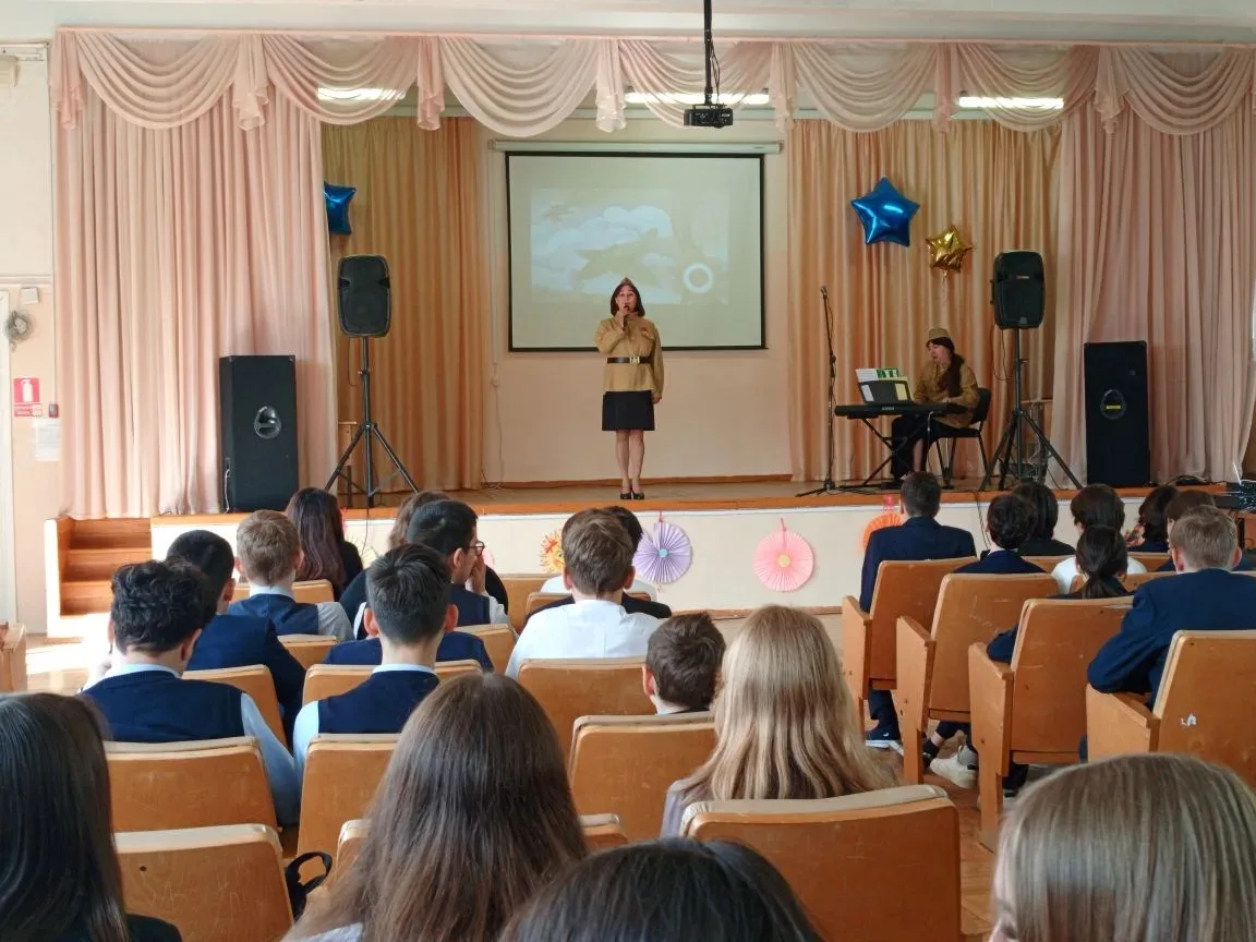 🎼🪗В преддверии 9 мая в нашей школе звучали песни Победы!  30 апреля для учеников и педагогов МАОУ Шк