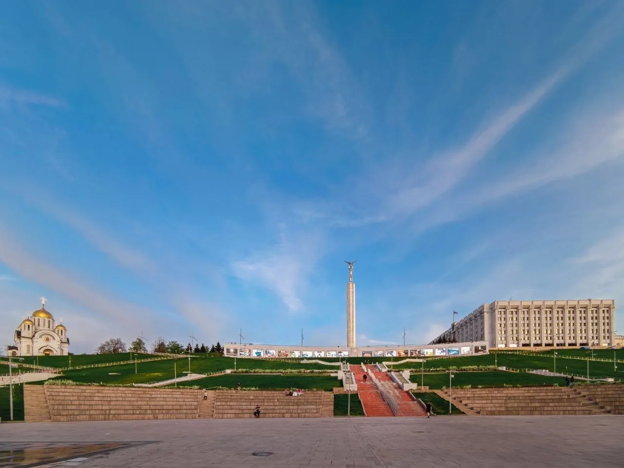 🏛 Площадь Славы, Самара
#СамарскаяОбласть

📌 В центре возвышается 13-метровая фигура рабочего с кр