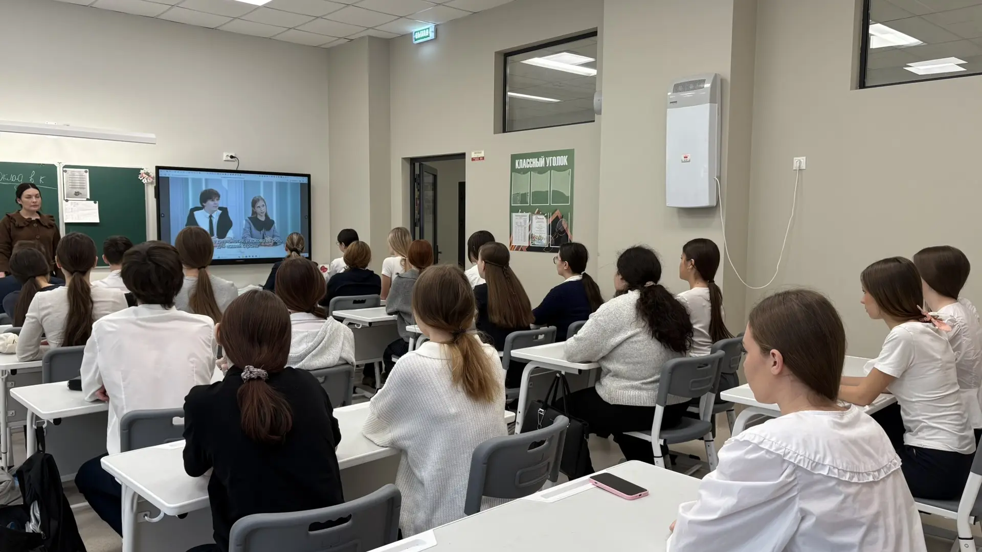 🇷🇺В понедельник, 9 февраля 2026 г. новая учебная неделя в нашей гимназии началась традиционно с испо