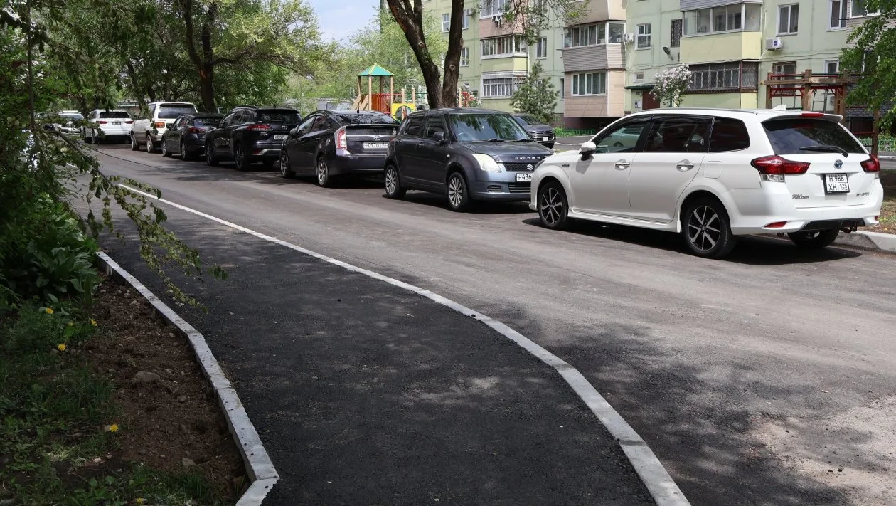 🌳Новый асфальт и скамейки: жители двух домов Уссурийска дождались благоустройства двора  В Уссурийск