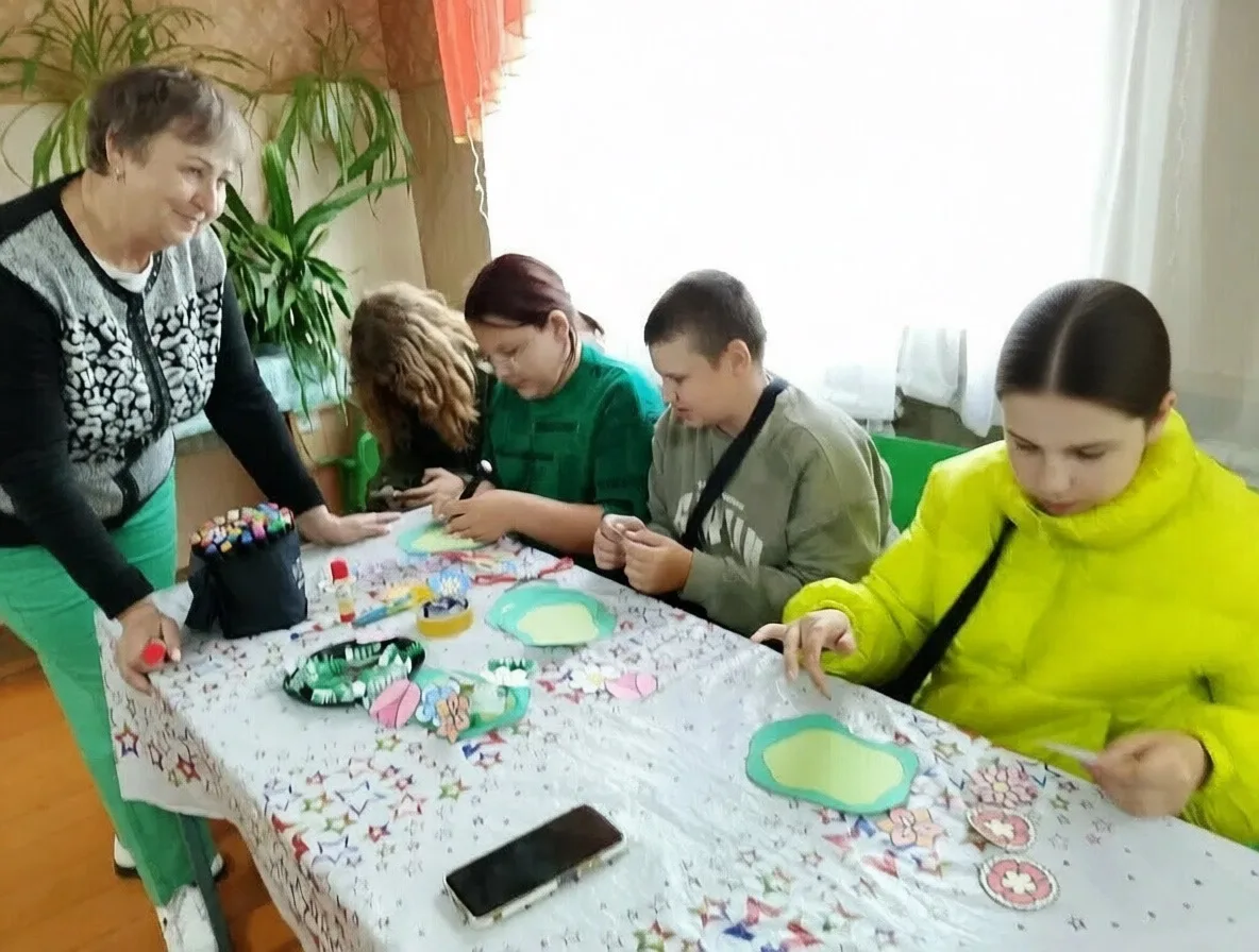 18 июня в Горкинском ДК прошел мастер -класс "Цветочная поляна".Ребята погрузились в мир ярких красо