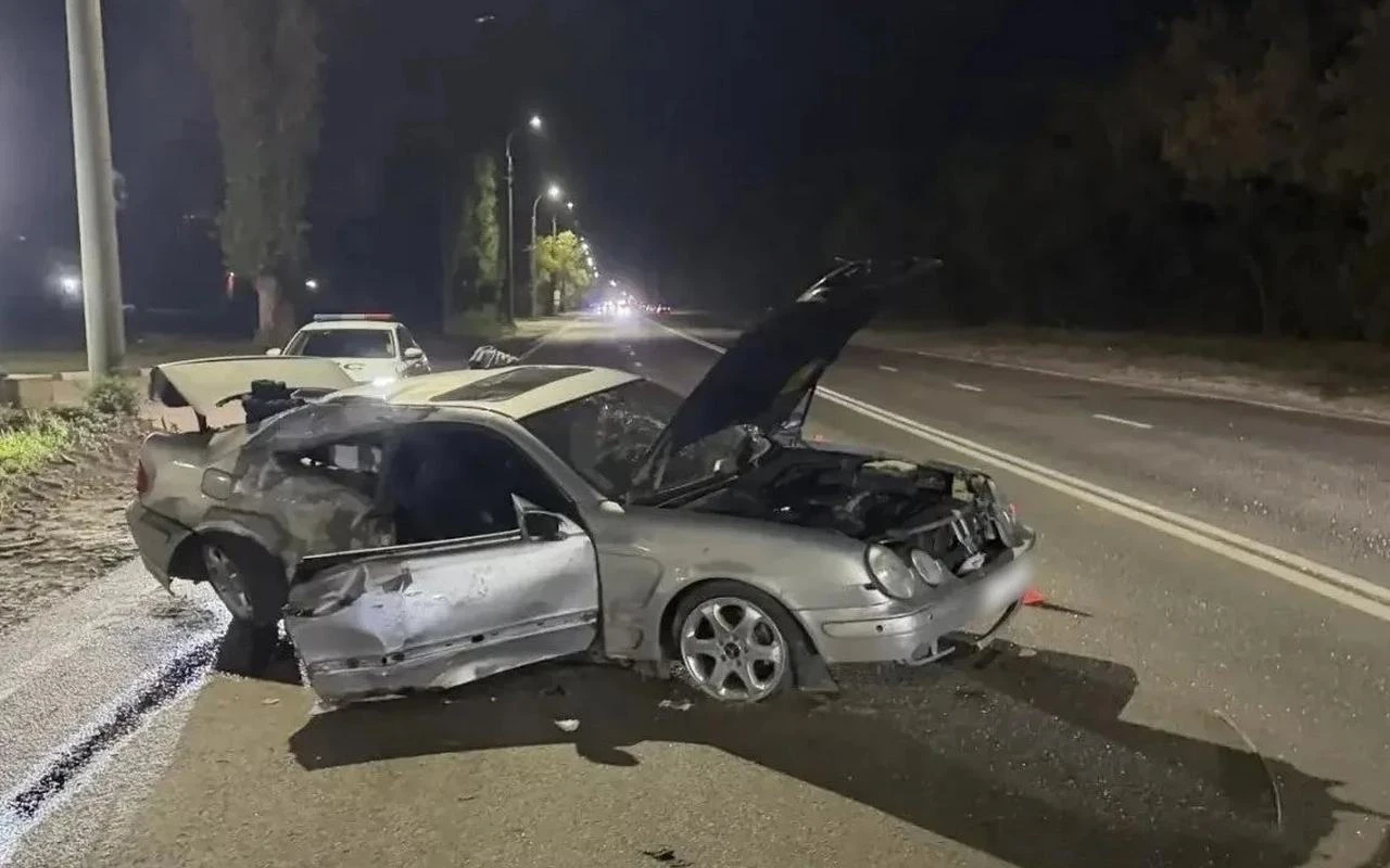 Парень и девушка разбились в Воронеже на Mercedes-Benz в ДТП со столбом