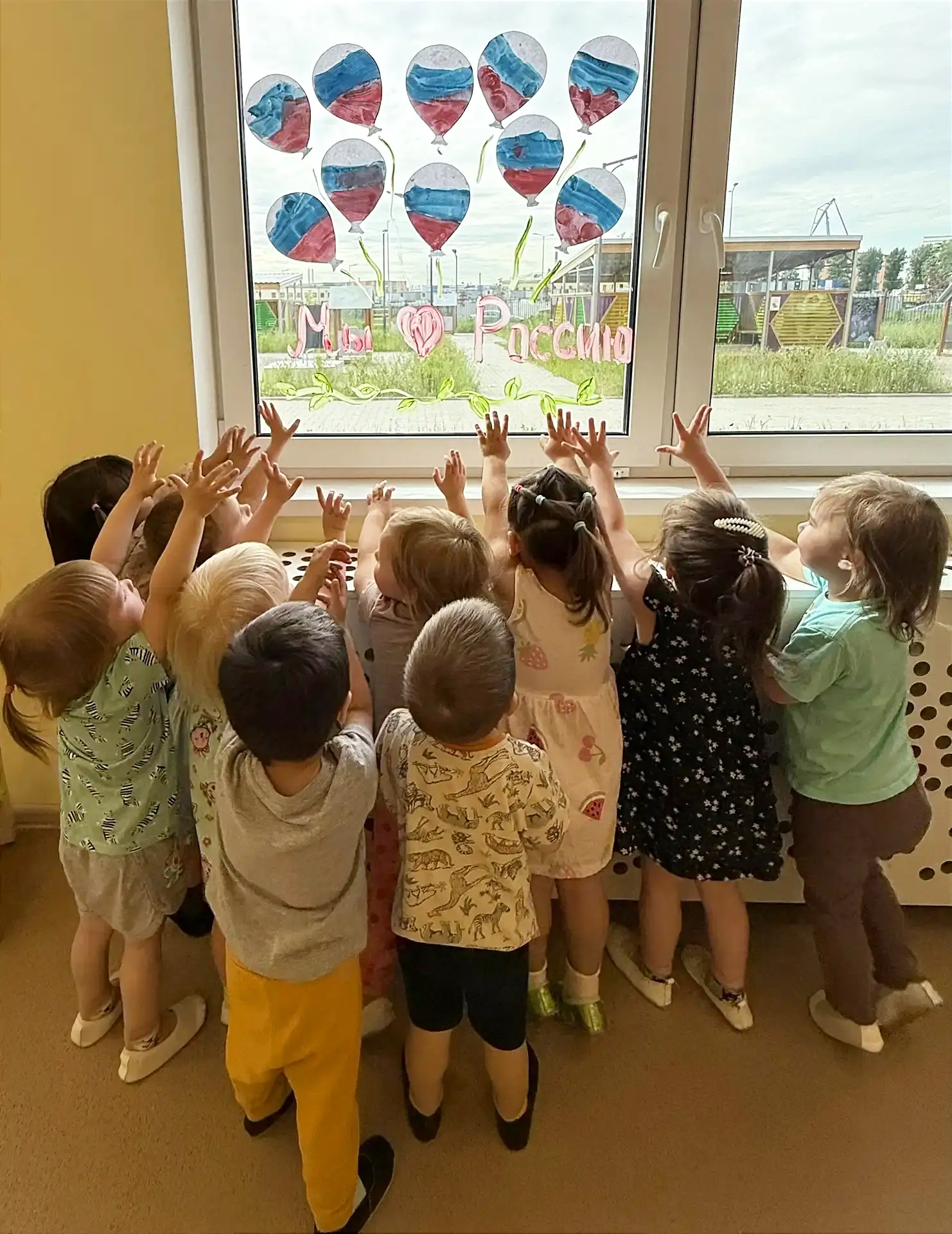 🎨 Мы учим наших маленьких граждан видеть прекрасное в цветах флага и узнавать мелодию гимна. Это по
