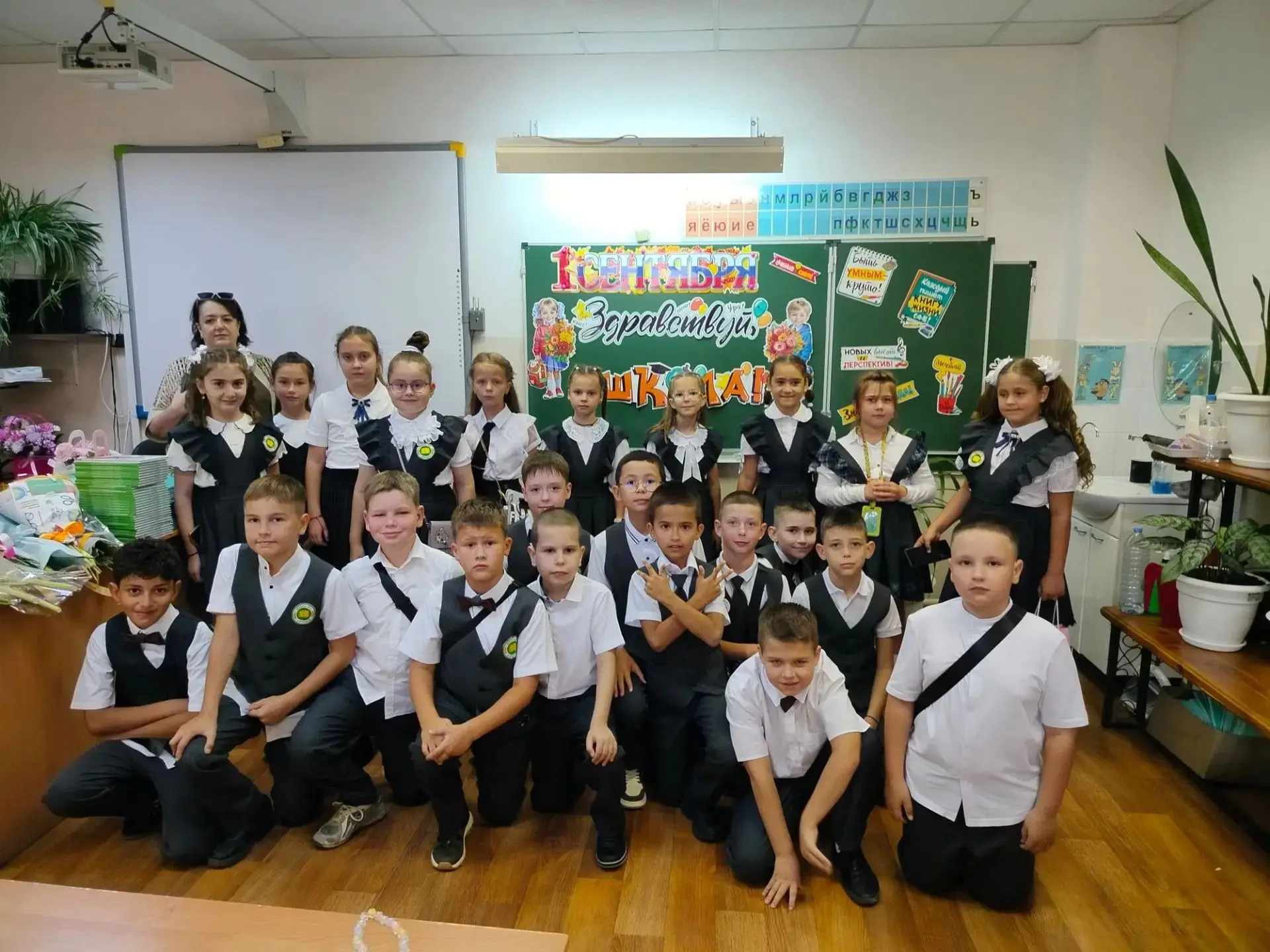 🎉 С Днём знаний, друзья! 🎉В нашей школе ярко и торжественно отметили 1 сентября! 🎈Де...
