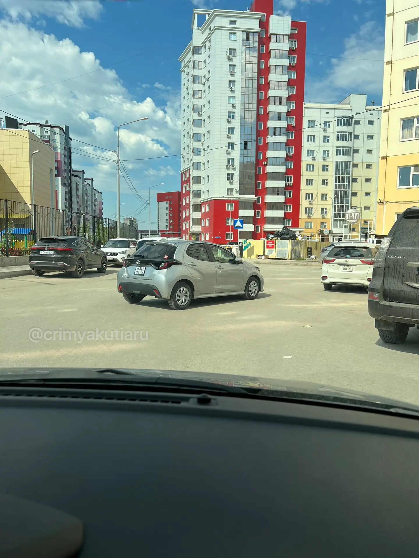 На 203 мкрн водитель Тойоты встал прямо на проезжей части.

Припарковался.

@crimyakutiaru