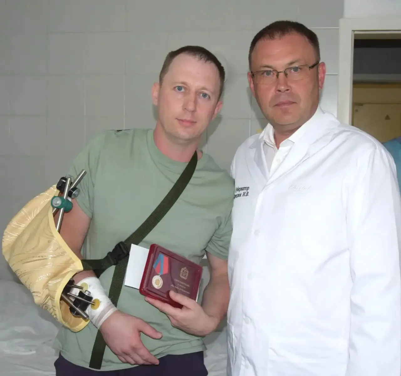 Губернатор Кузбасса Илья Середюк навестил в больнице Алексея Максимова — сотрудника гур...