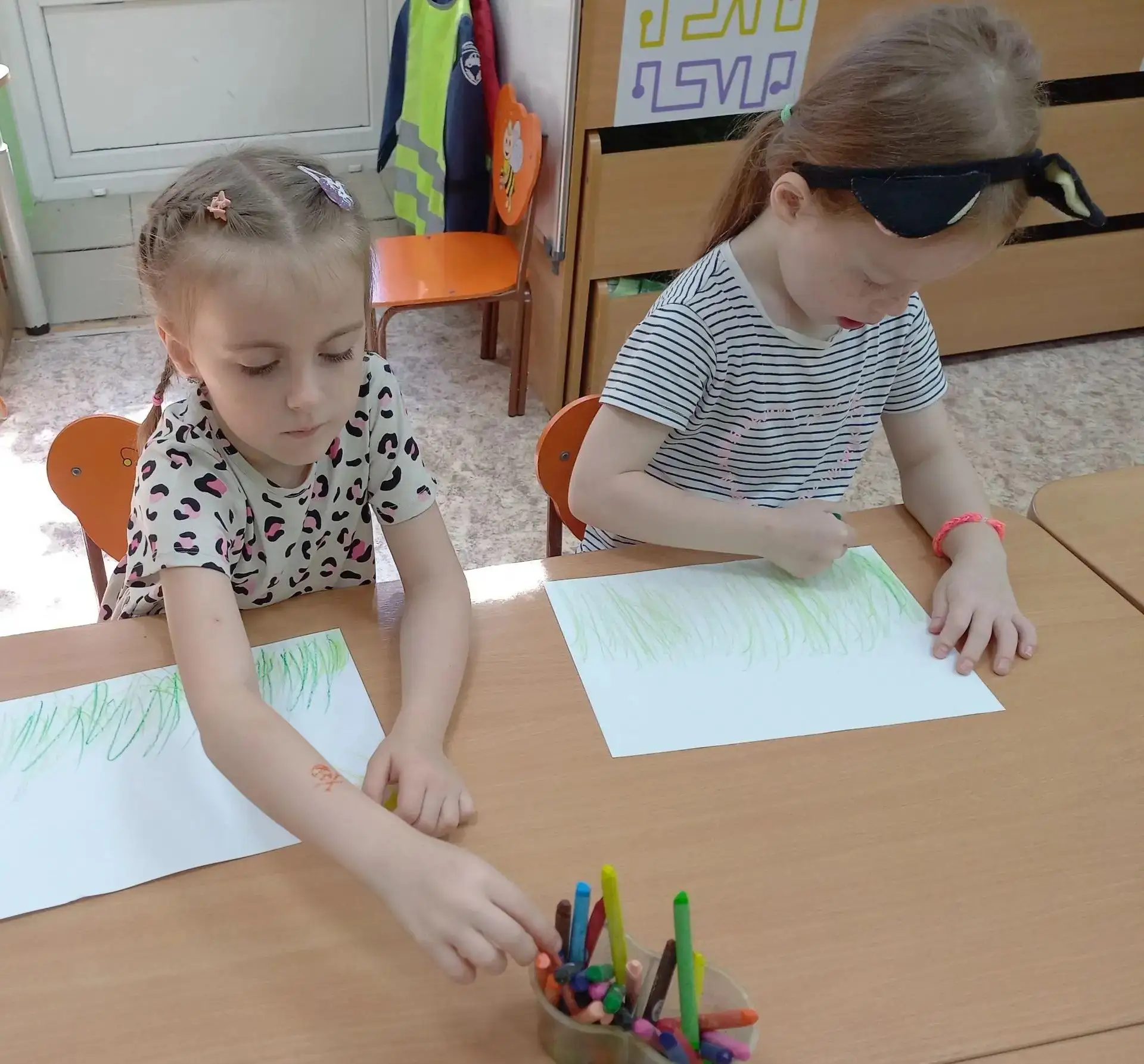 🐝Дети из группы «Пчёлки» отправились гулять на летнюю лужайку — и превратили её в наст...
