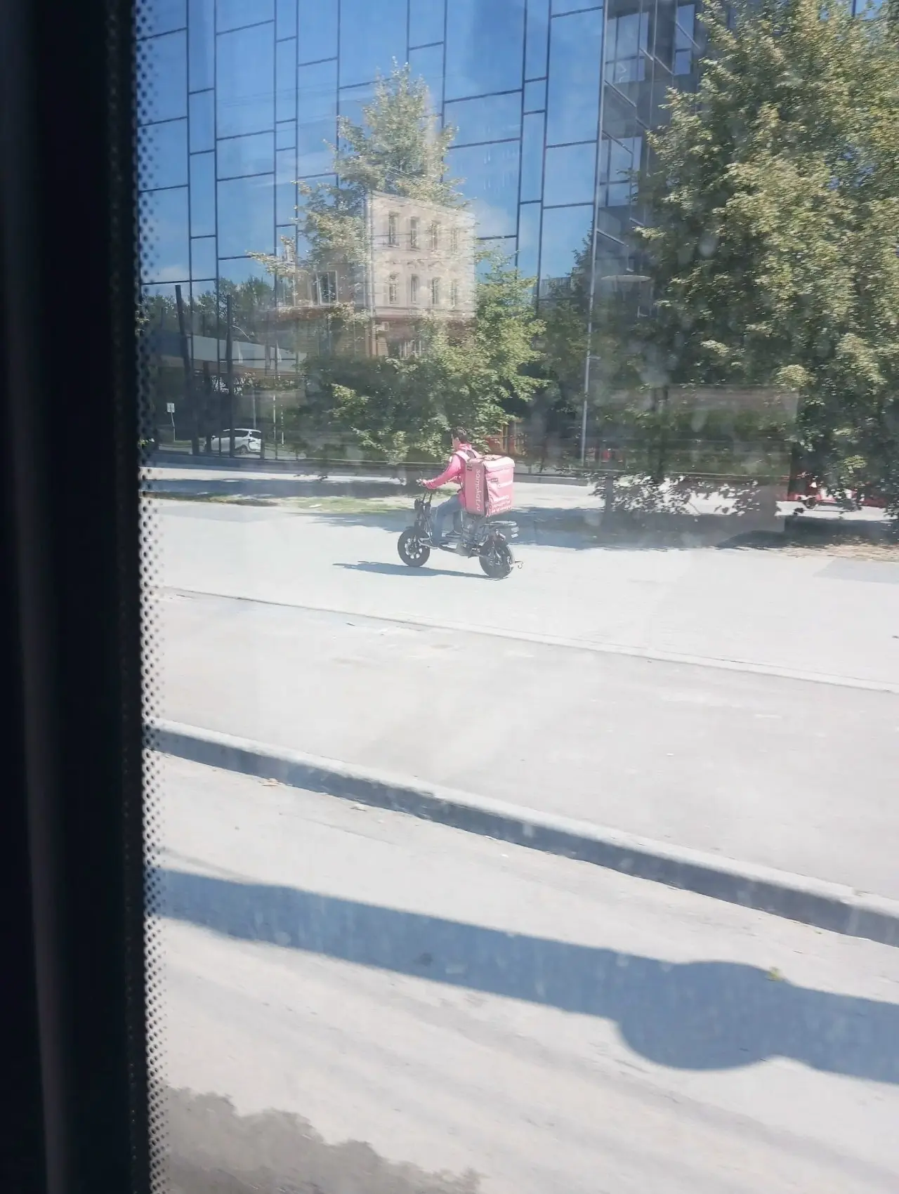 Ведите пожалуйста полный запрет на эти скутеры и на эти электросамокаты Ходить не безоп...