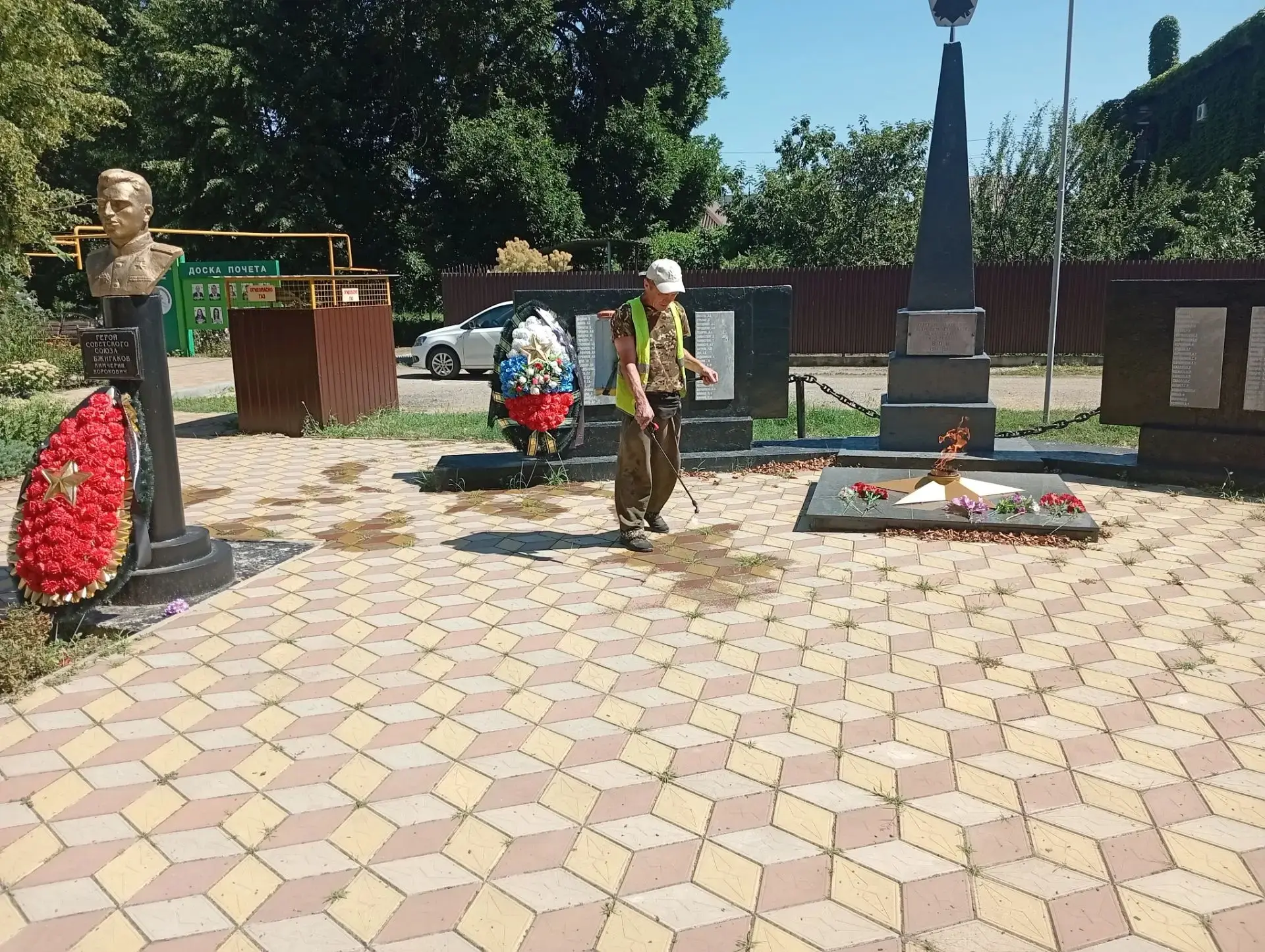 Сотрудники МАУ "Сервис" ,чтобы поддерживать порядок,эстетичный вид  территорий и не допускать, чтобы
