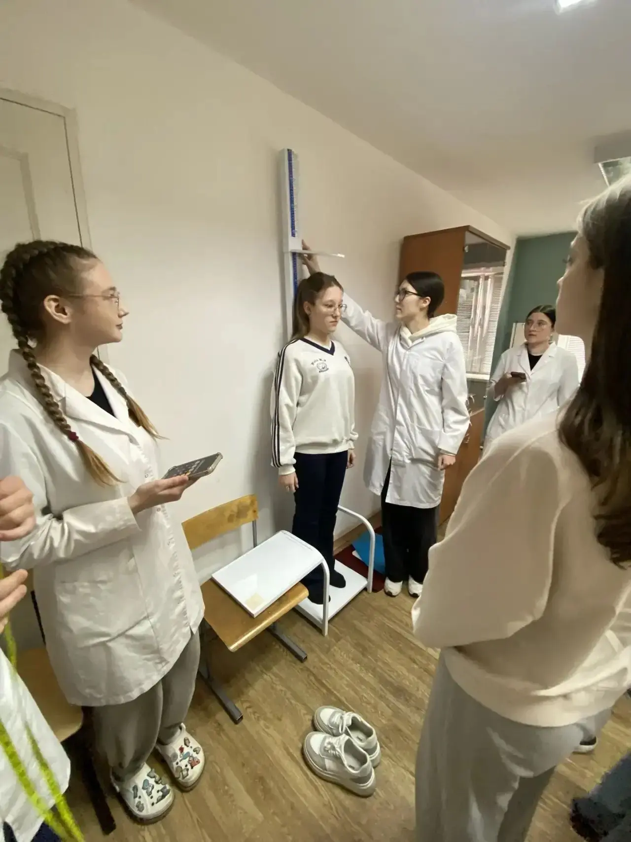 📌 Профориентация в действии! Старшеклассники нашей школы посетили День открытых дверей в Кузбасском 