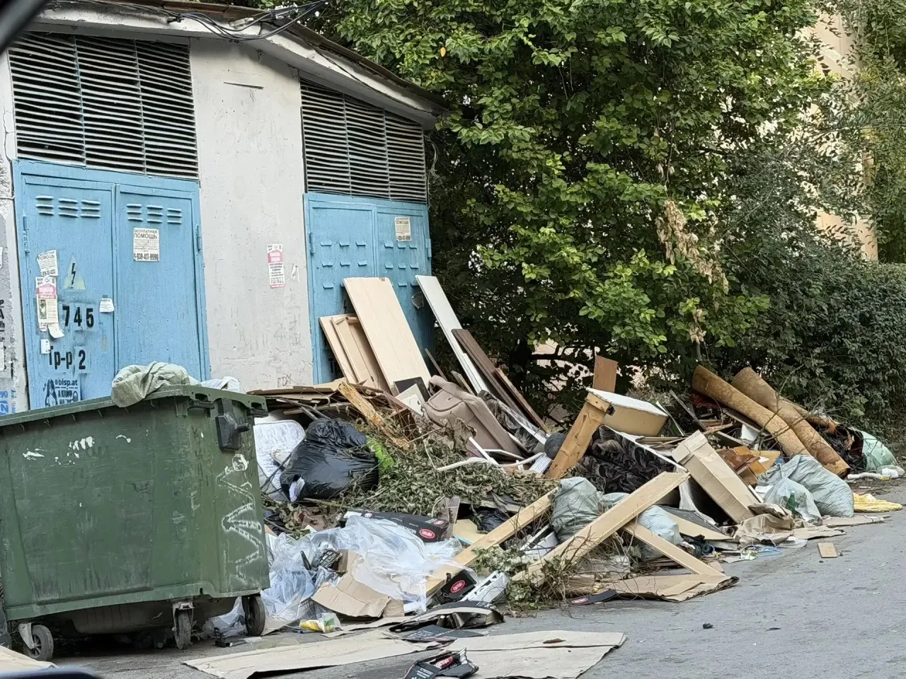 🗑️После нашей публикации мусор в Ростове на Добровольского, 5/4 наконец вывезли