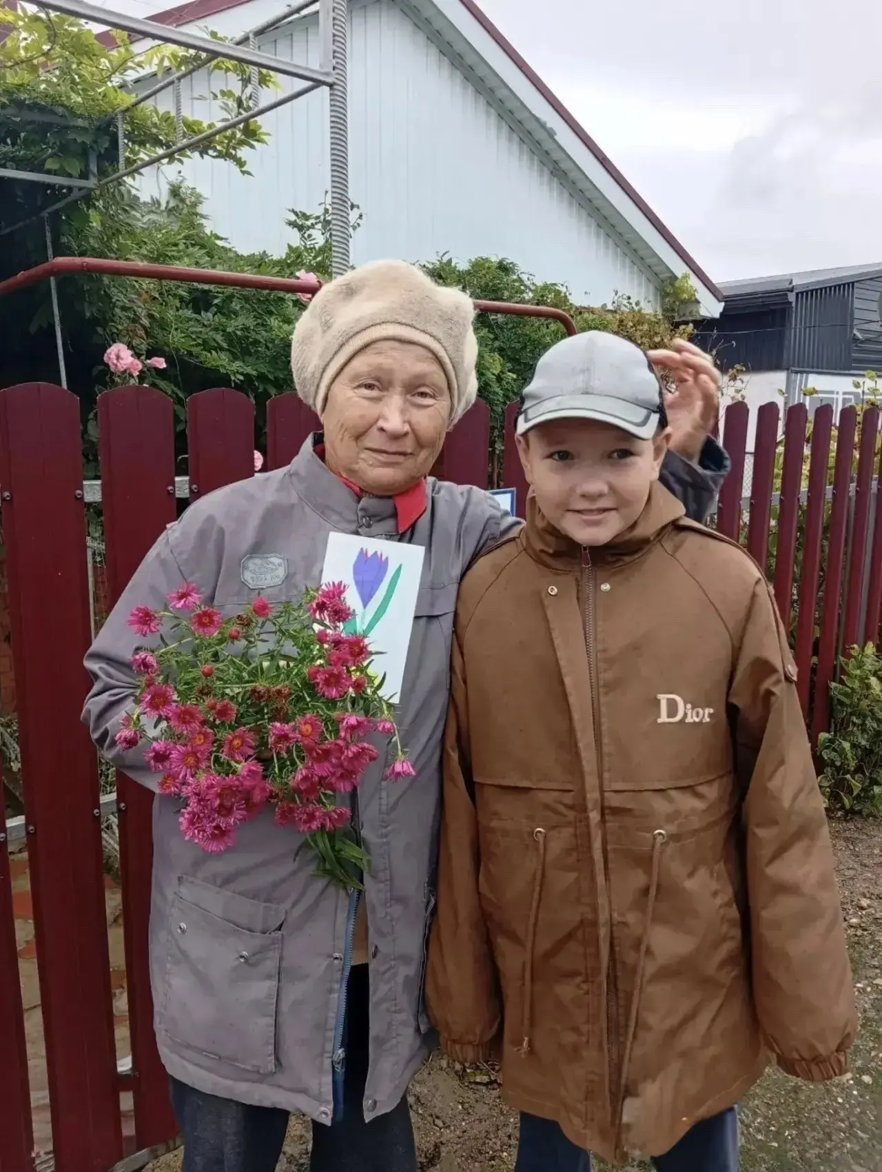 🌸 Пятиклассник из Верхневеденеевской поздравил соседей с Днём пожилого человека