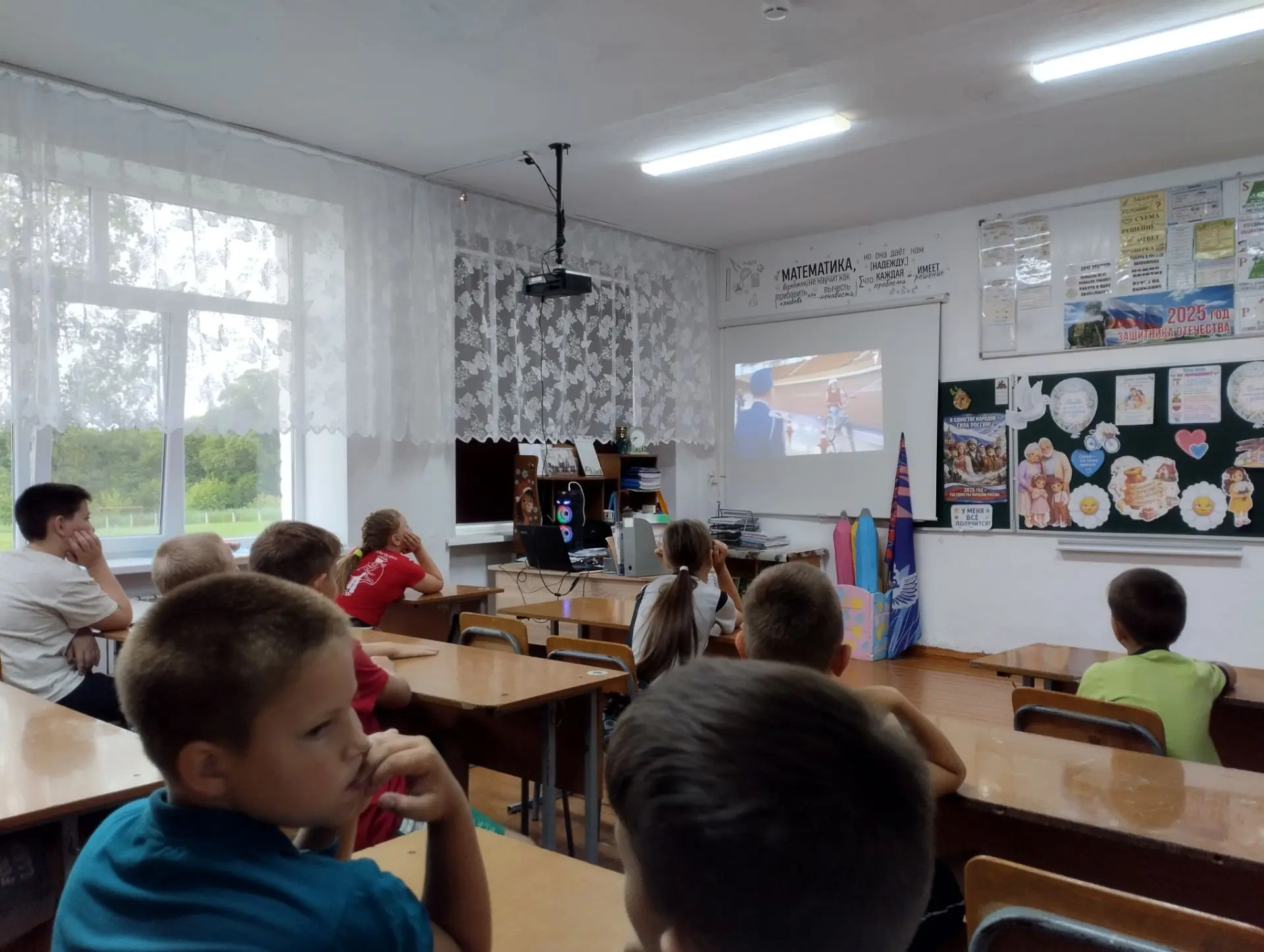 🚴‍♂️ Безопасность в движении: учимся кататься правильно! 🚴‍♀️

Сегодня в пришкольном лагере ребята
