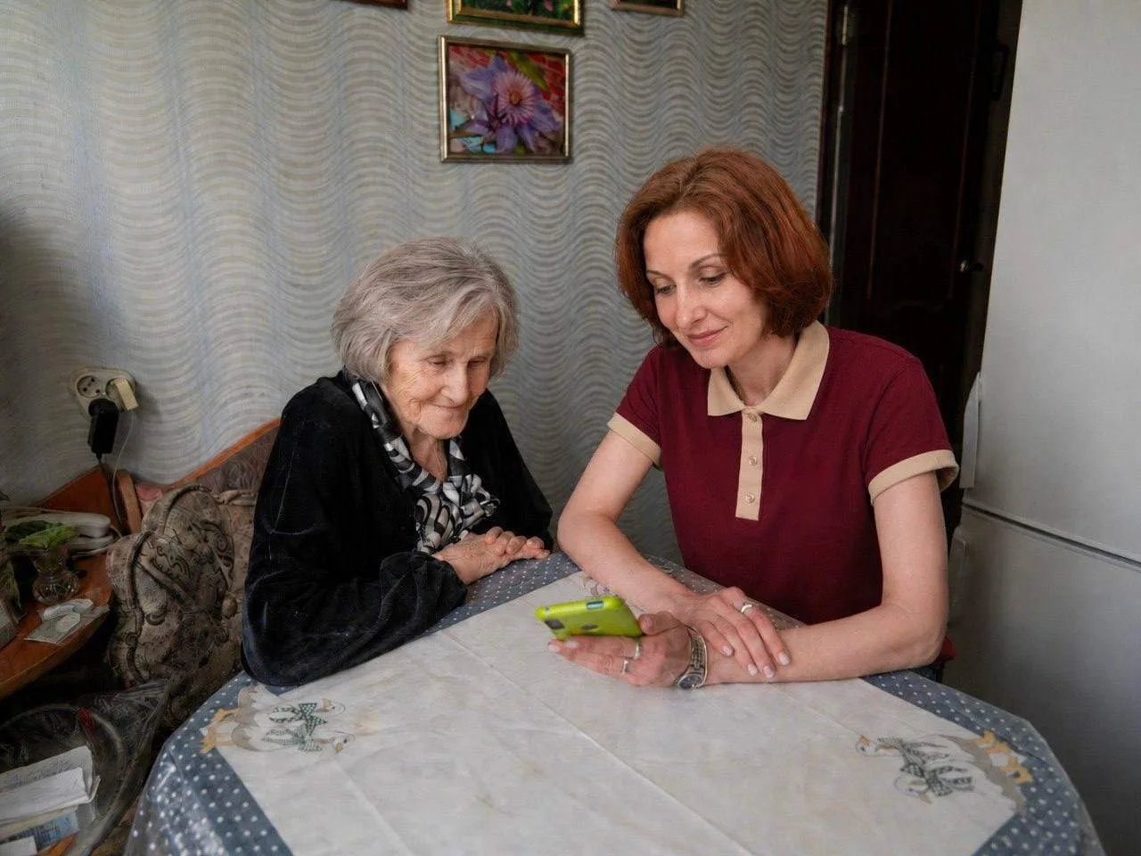 Бдительность специалиста социнспекции спасла пожилую женщину от мошенников

Иногда человек, который 