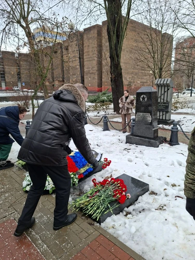 Работники Института приняли участие в возложении цветов к памятнику погибшим воинам в Кировском скве