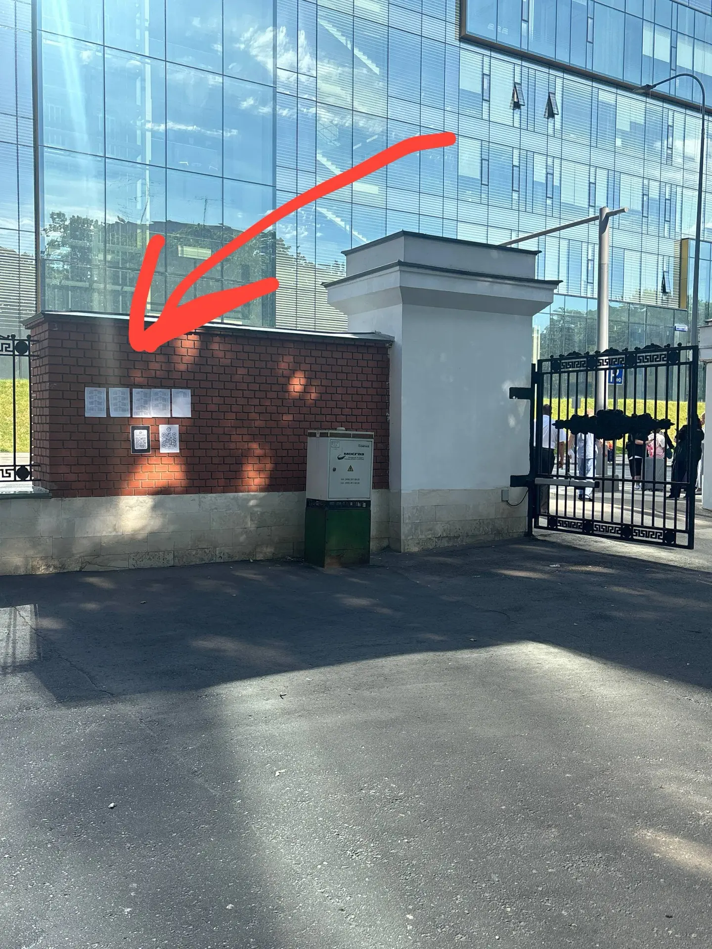 Списки по отрядам висят при входе на КПП 2 — справа