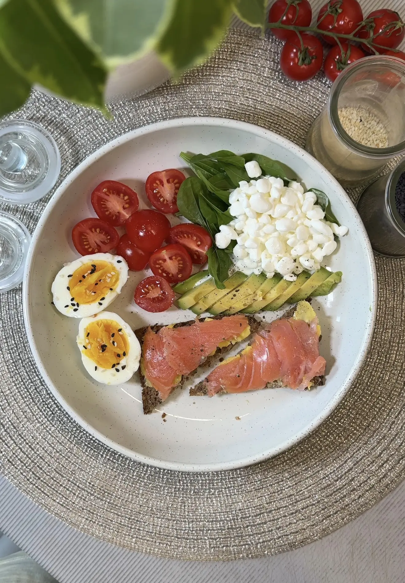 ☀️ Вот такая у меня была сегодня идеальная тарелка завтрака.

🥚 Яйцо с мягким желтком (варила 5,5 м