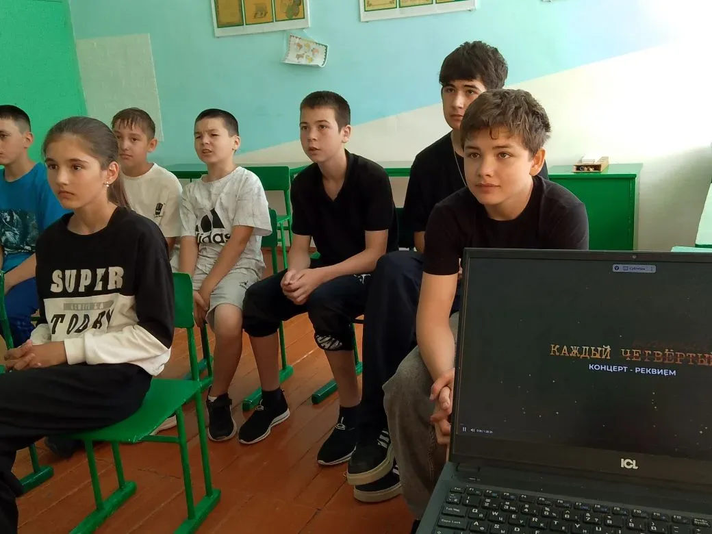 📢 В преддверии Дня памяти и скорби учащиеся МБОУ "ООШ им. Фасиля Ахметова с. Каркаусь" посмотрели в