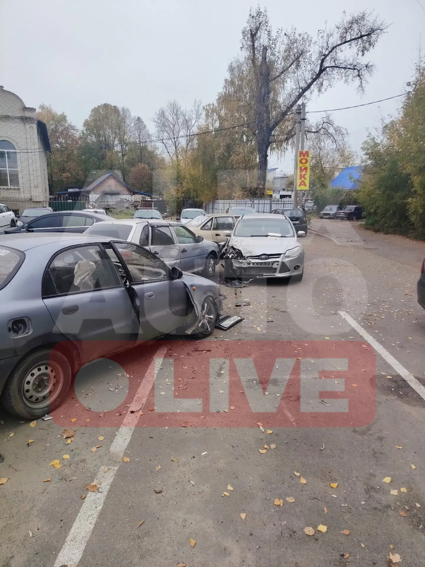 Ещё несколько кадров от нашего читателя с места ночного ДТП на парковке возле вокзала.