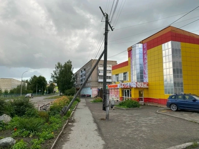 В Кушве стоит столб через который никто не ходит. А вы верите в приметы?