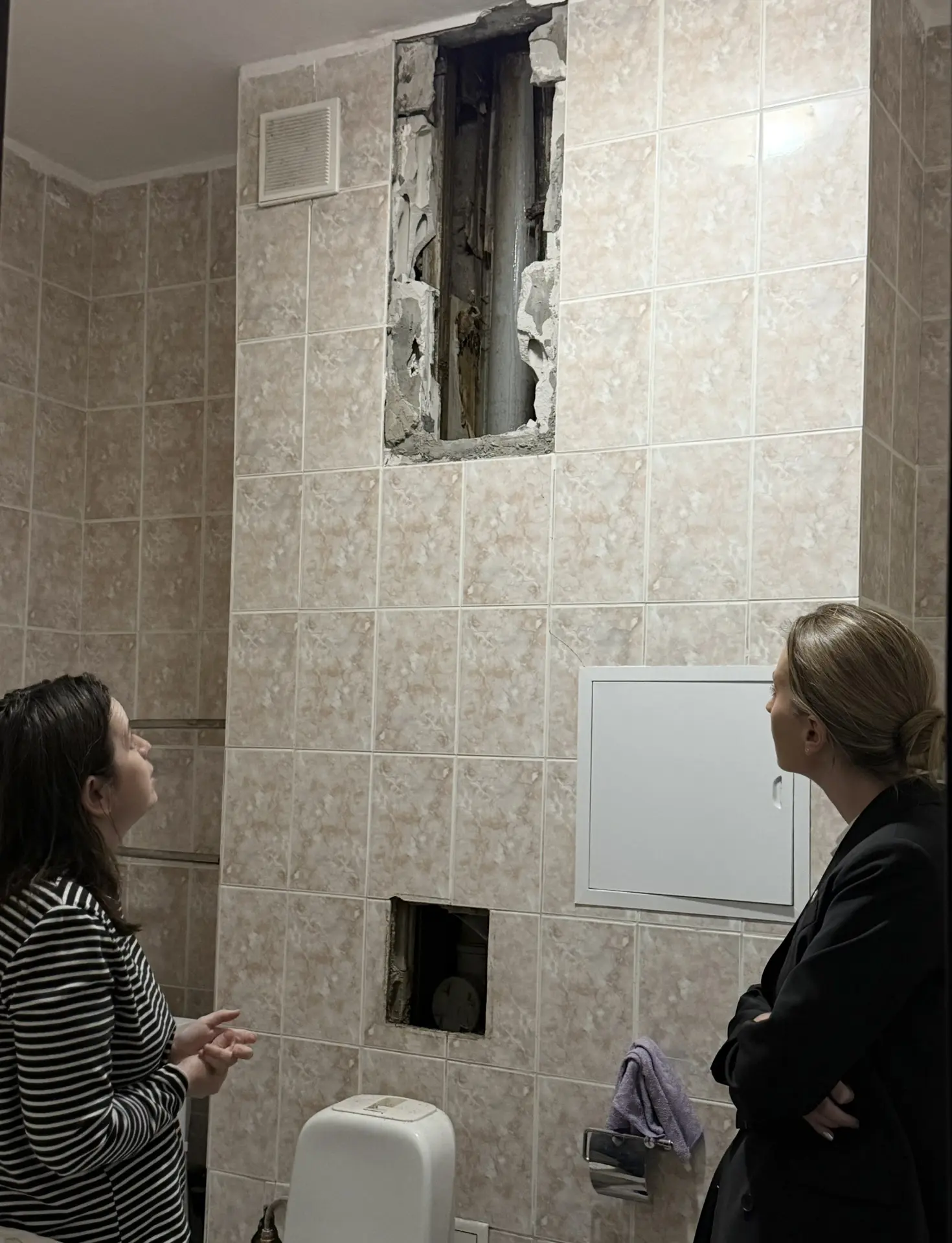 Вы тоже видите струю воды, стекающую по стояку? Недоумеваем вместе с жительницей квартиры дома №6 на