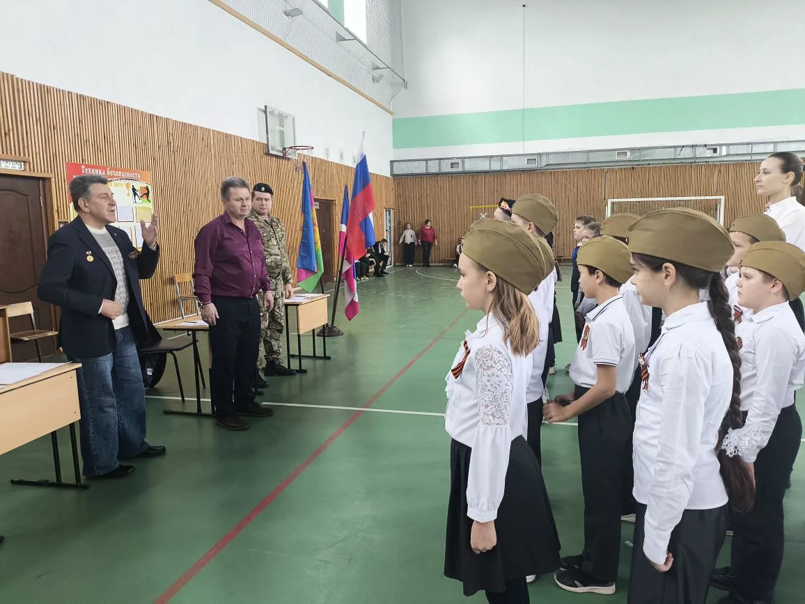 🎖️ Смотр строя и песни: патриотический праздник в нашей школе  В рамках месячника оборонно-массовой 