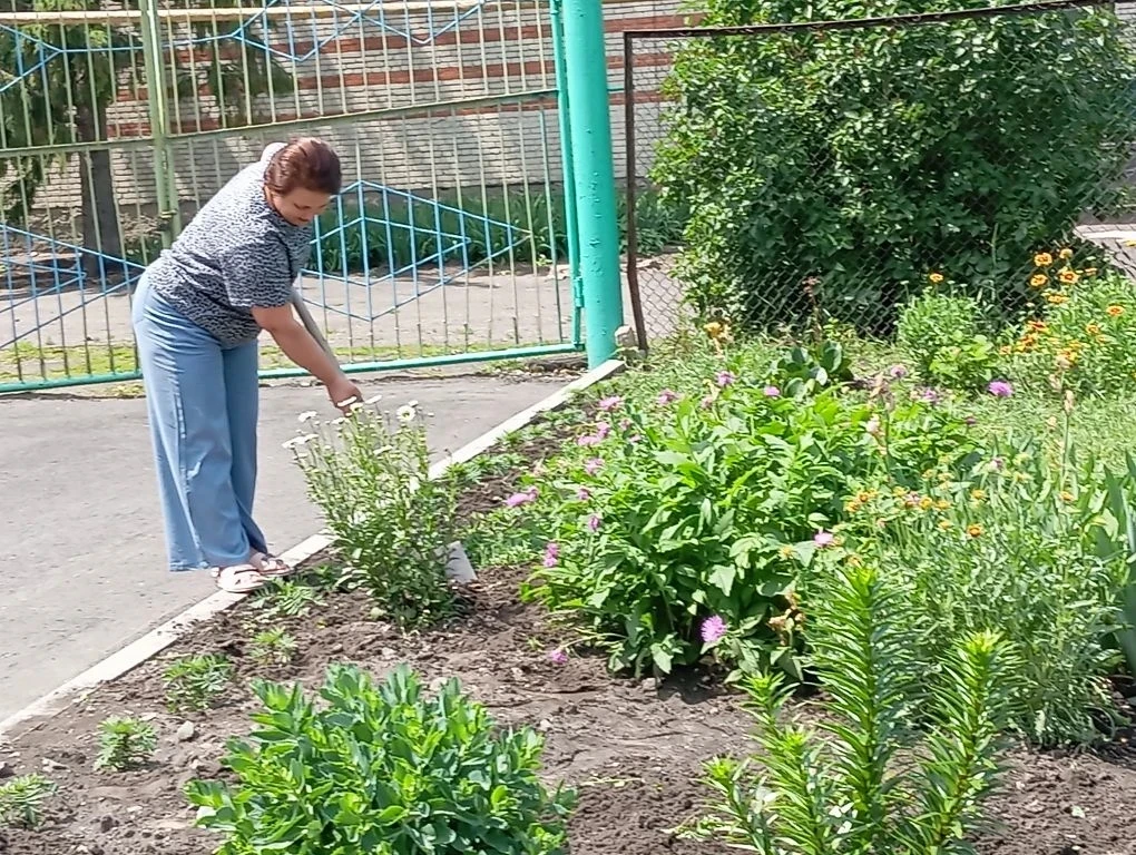С наступлением теплых весенних дней пришла пора украсить клумбы на территории нашего  д...