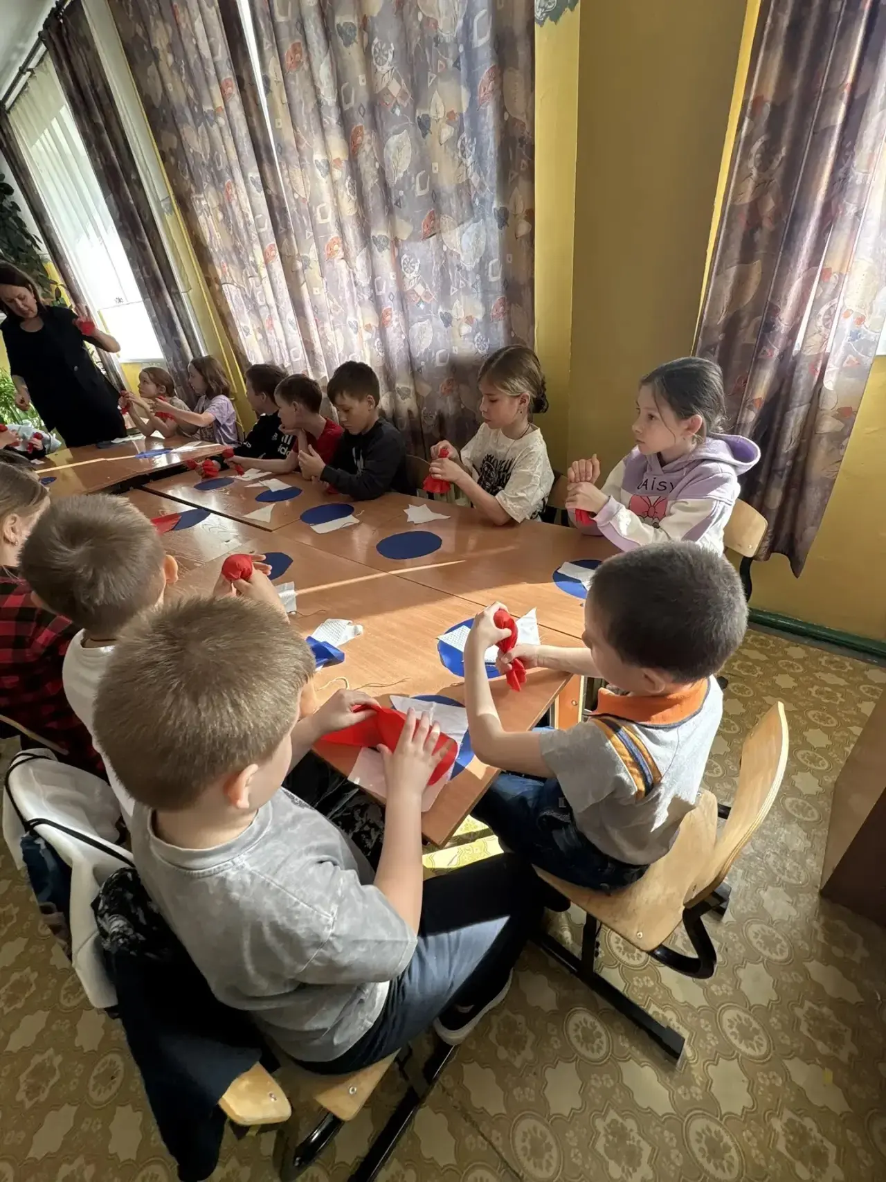 Второй день в лагере "Весенний лучик": Погружение в русские традиции! 🇷🇺Сегодняшнее утро в нашем лаг