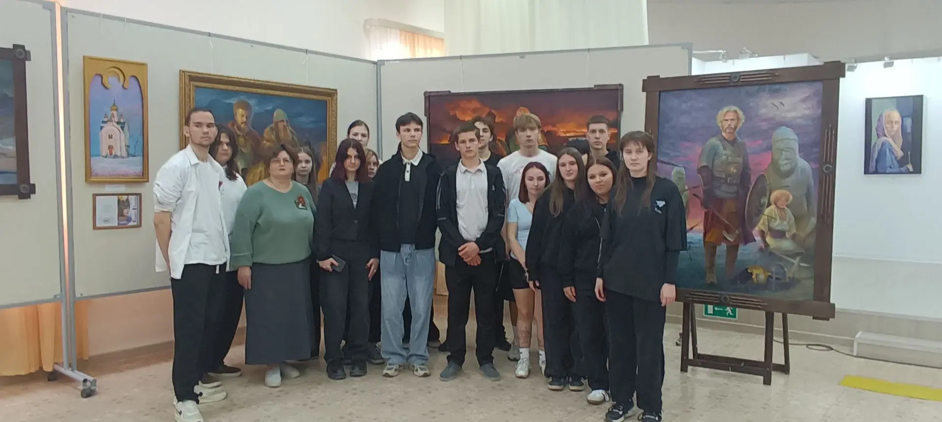 🎨 Студенты групп ТГ-12 и ОИ-11 отделения туризма и сферы услуг Ейского полипрофильного колледжа в со