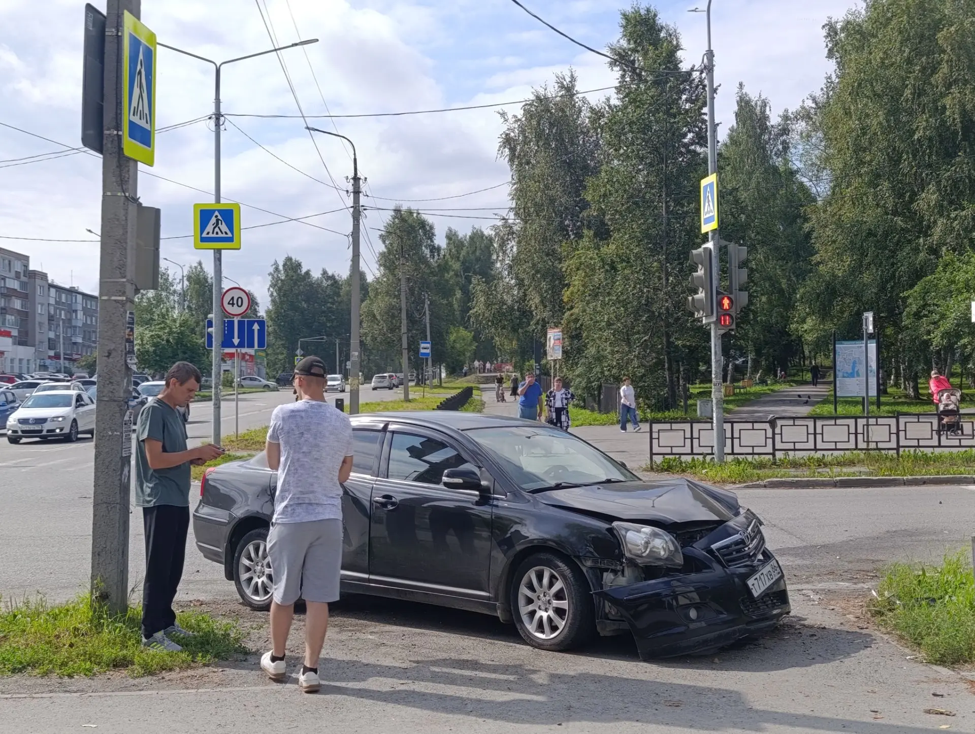 На Цветников — Мира столкнулись "Тойота" и "Рено Логан"