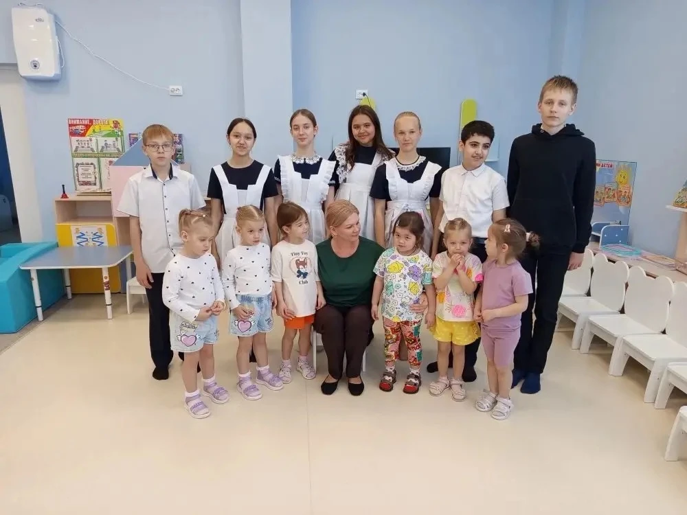 🚀 Профессии, которые меняют мир: 6Г в гостях у малышей!  Сегодня для наших шестиклассников распахнул