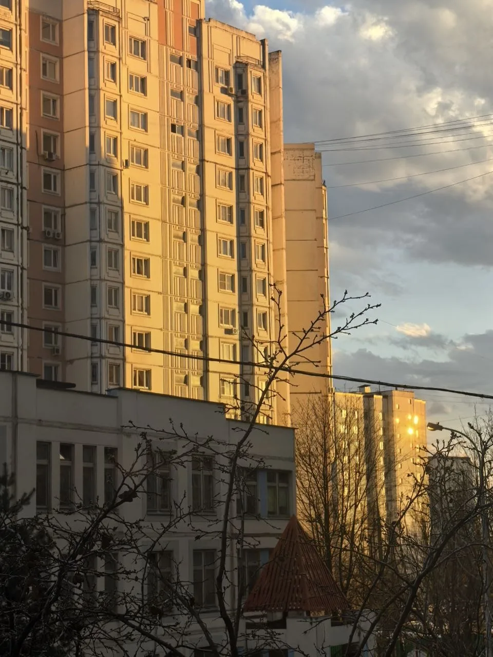 🌇Субботний теплый закат перед приближающемся похолоданием!  ❗️ В Москве на завтра объявлен «жёлтый» 