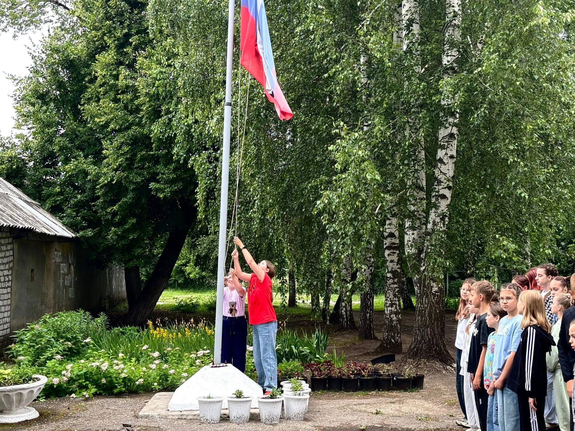 Понедельник в лагере «Тополек» начался по-особенному!Ребята собрались на торжественную церемонию под